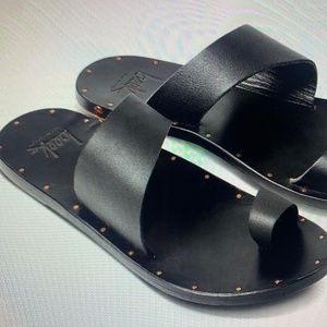 Finch Toe Ring Sandal by Beek Size 10